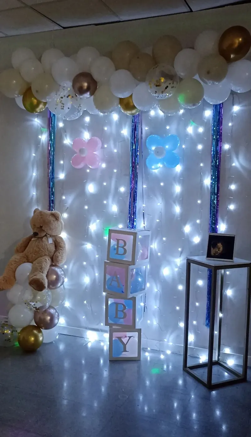 Decoración con globos y luces para baby shower en Dulce Flow Sabadell