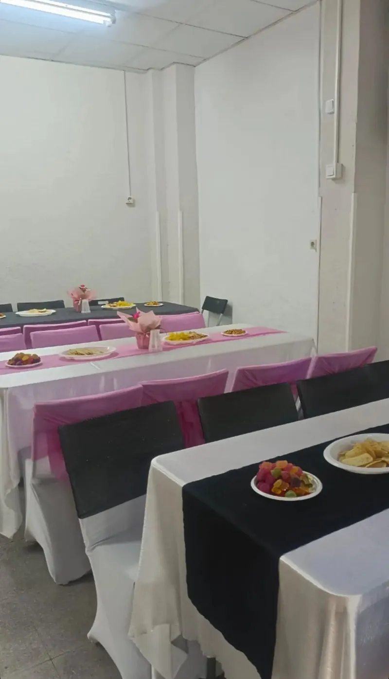 Mesa montada con mantelería rosa y negra lista para celebración en Dulce Flow