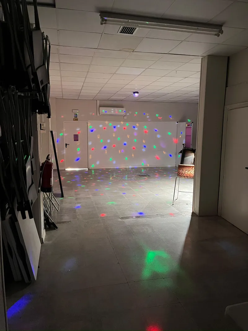 Pista de baile iluminada con luces disco en Dulce Flow Sabadell