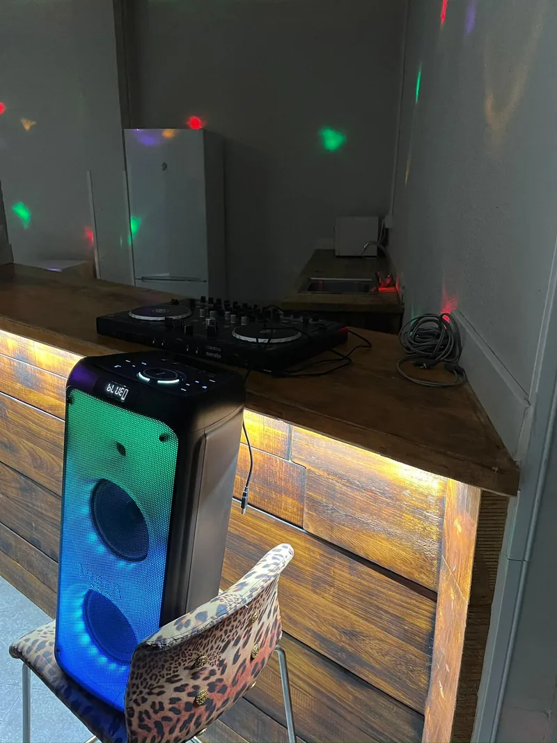 Sistema de sonido JBL y mesa de DJ en la sala de fiestas Dulce Flow Sabadell